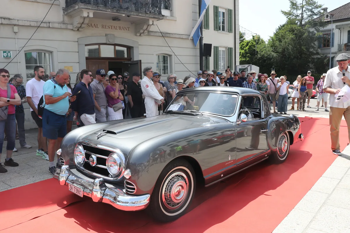 Man sieht diverse Oldtimer an der Veranstaltung «Wald rollt».